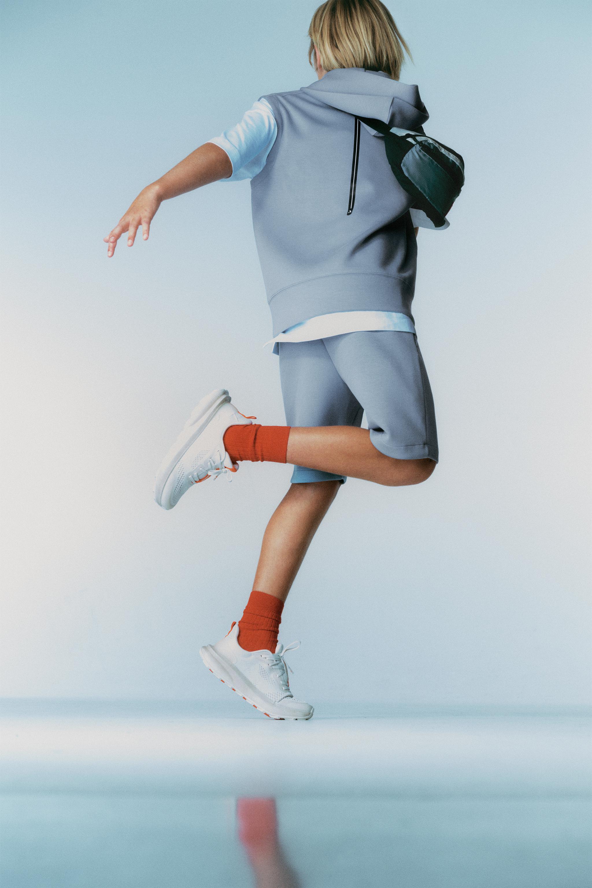 HOODED SPORTY VEST
